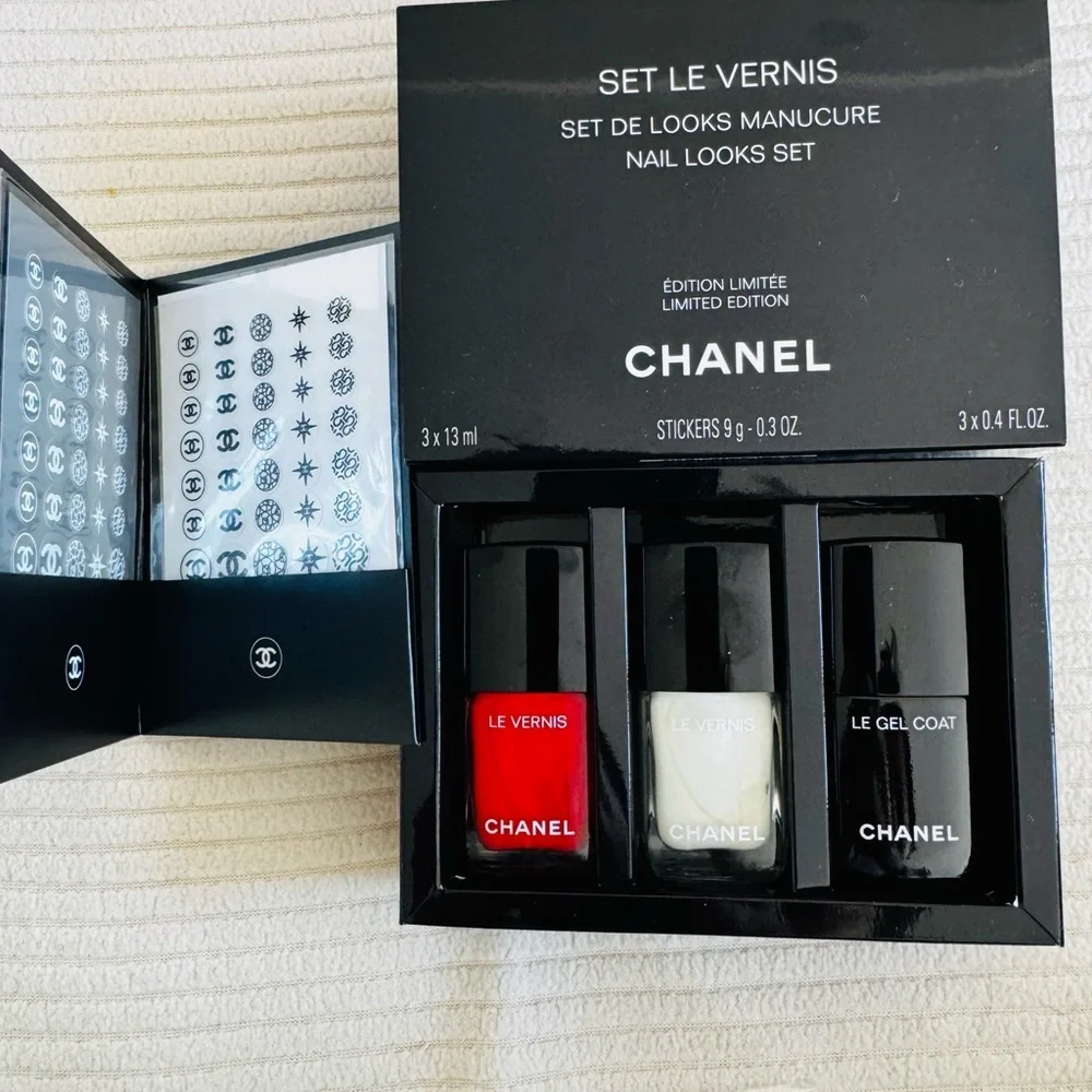 CHANEL elegant nail
